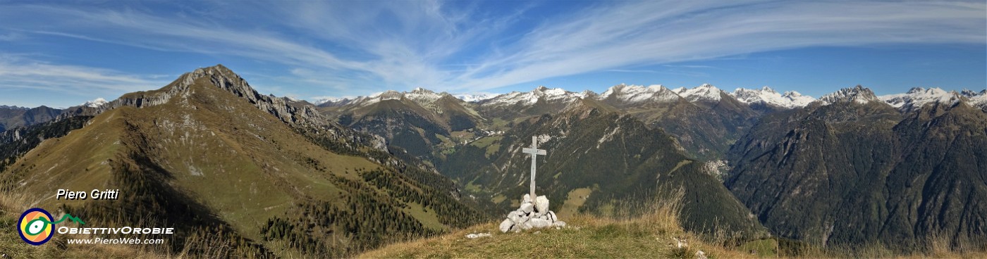 64 Spettacolare vista panoramica dalla vetta del Pizzo Badile (2044 m) verso le alte cime orobiche brembane.jpg
